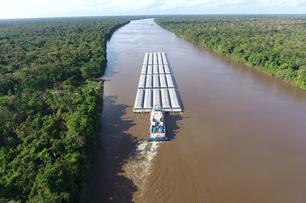 Comboio de barcaças navegando por rio da Amazônia